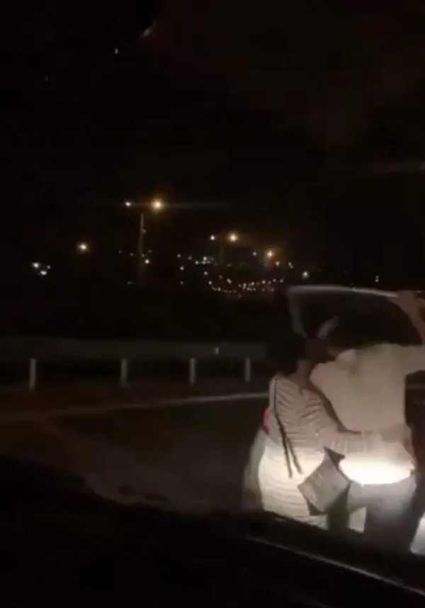 Trafik magandaları yine sahnede! Araçtan balta alıp saldırdı